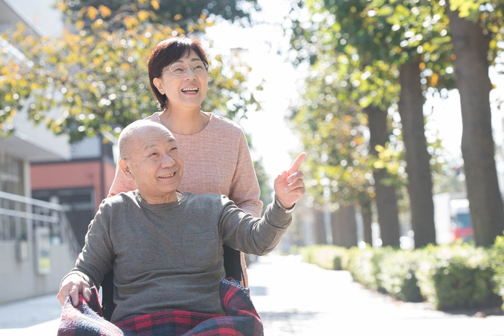 東京都 港区 麻布十番 ネクスト・アイズ|老々介護　シニア夫婦　車椅子　散歩　笑顔
