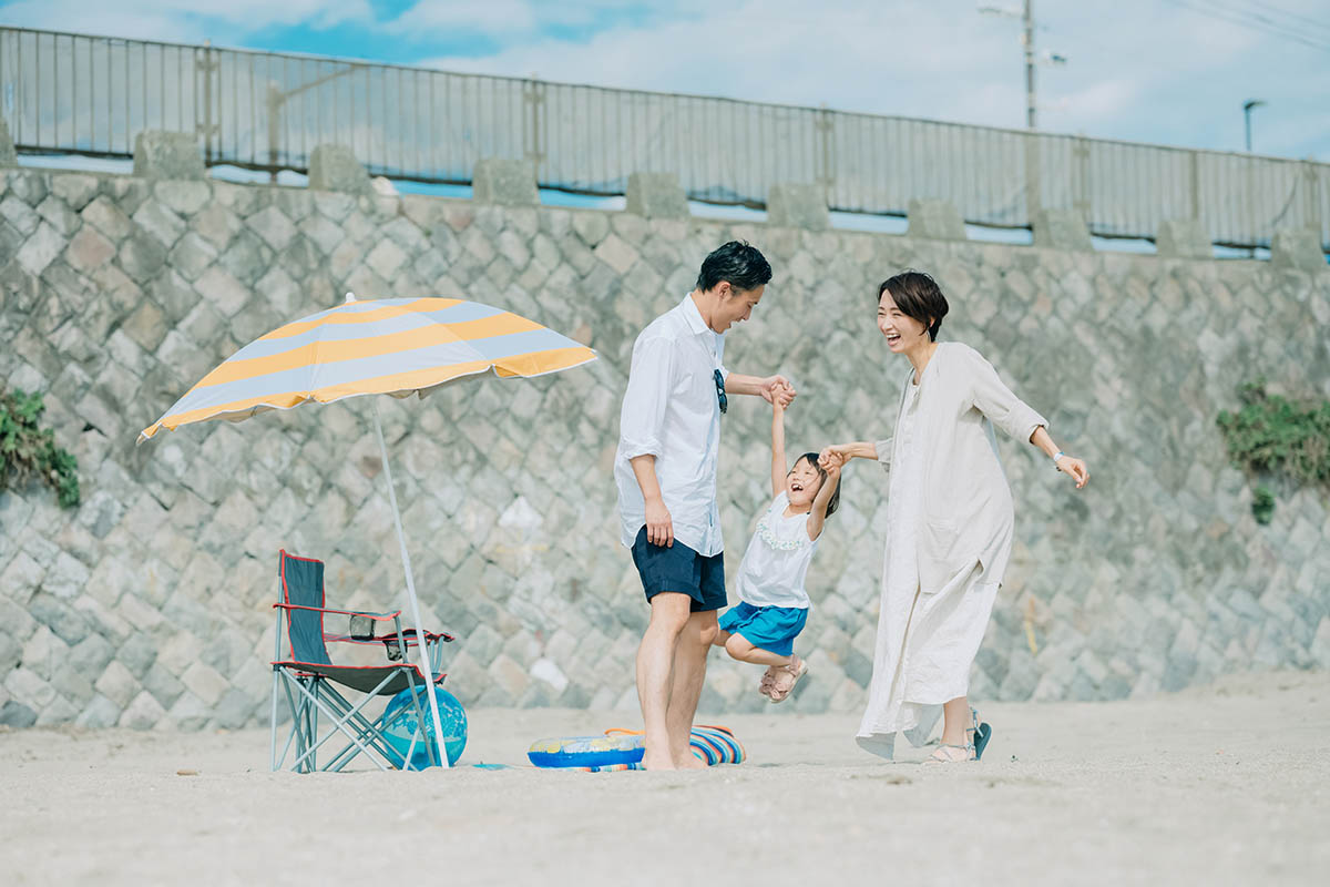 海水浴を楽しむ家族