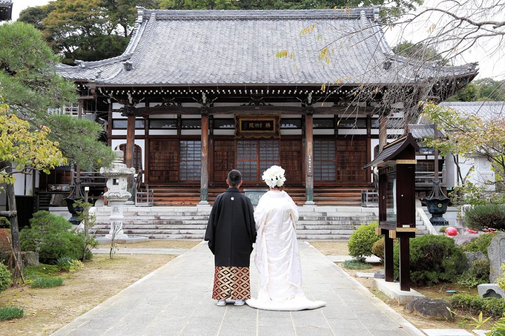 東京都 港区 麻布十番 ネクスト・アイズ|和装婚礼ウエディングフォトの花嫁花婿、後ろ姿