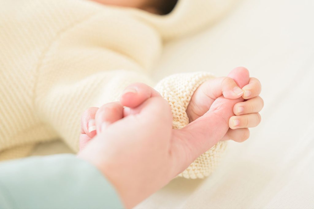 東京都 港区 麻布十番 ネクスト・アイズ|指を把握反射でつかむ赤ちゃん　アップ