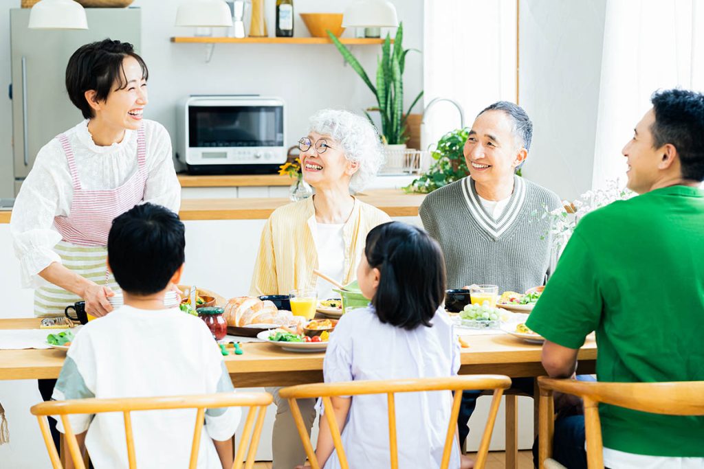 東京都 港区 麻布十番 ネクスト・アイズ|食事をする三世代家族